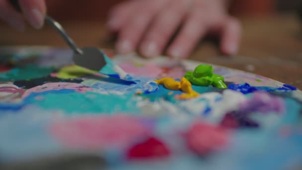 Artiste mains mélanger les couleurs sur la palette avec couteau de palette — Video
