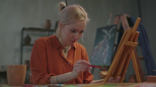 Retrato de pintora creativa que trabaja en un estudio de arte — Vídeos de Stock