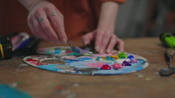 女画家将调色板上的色彩与调色板刀相混合 — 图库视频影像