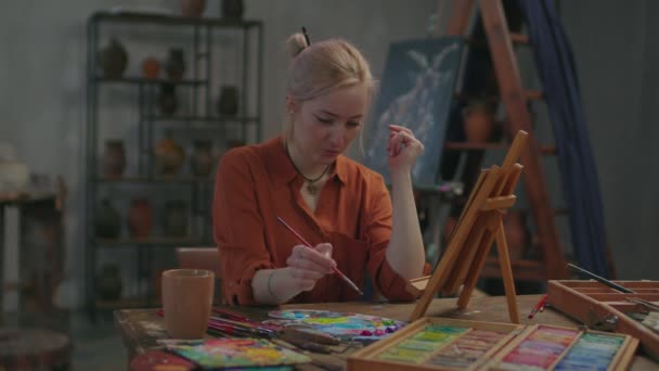 Artiste féminine pensive travaillant sur la peinture à l'huile moderne — Video