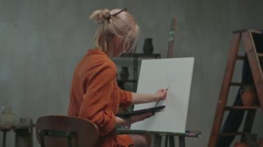 Çağdaş kadın sanatçı kalem çizimi yapıyor
