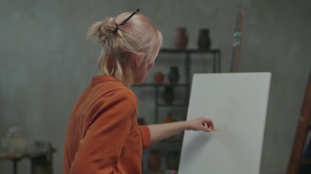 Artista femenina carismática creando el diseño de la pintura — Vídeos de Stock