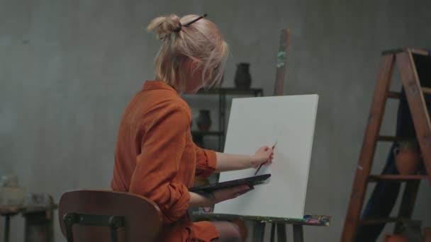 Artista femenina contemporánea creando dibujo a lápiz — Vídeo de stock