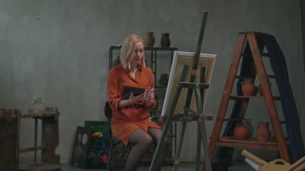 Artysta tworzący szkic do malowania w pracowni artystycznej. — Wideo stockowe