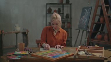 Pastel boya kalemleriyle tuvale resim çizen kadın sanatçılardan ilham aldım.