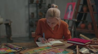 Çizim defterinde yetenekli ressamın portresi