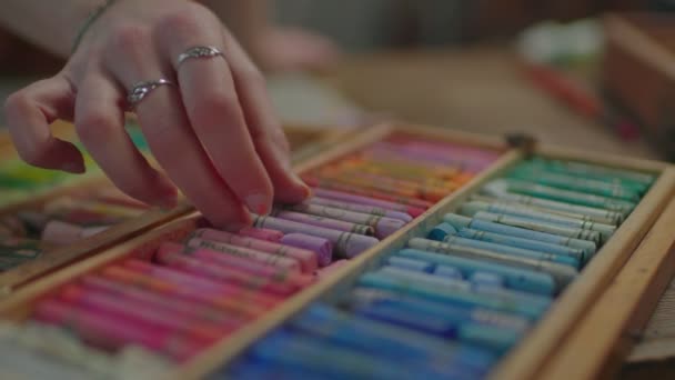 Συλλογή από πολύχρωμες παστέλ κραγιόνια σε ξύλινο κουτί — Αρχείο Βίντεο