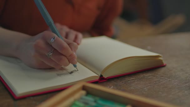 Künstler Hand beginnt mit Skizze in Skizzenbuch — Stockvideo
