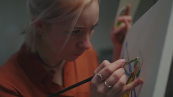 Mooie vrouw schilder improviseren op doek in studio — Stockvideo