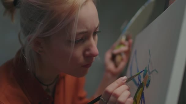 アートスタジオでの創作過程における女性画家 — ストック動画