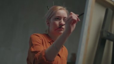 Sanat atölyesinde yetenekli bir sanatçı çizim yapıyor..