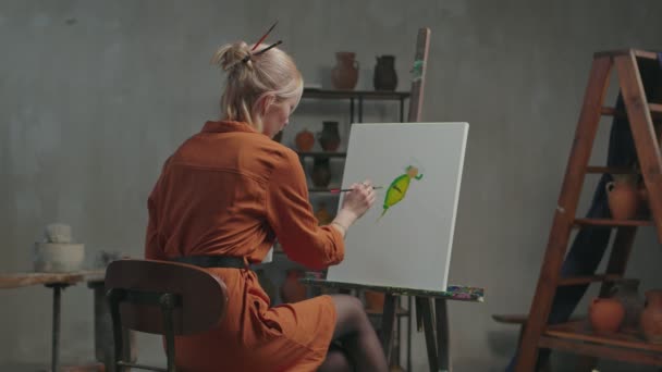 Woman painter creating colorful painting in workshop — Stock Video