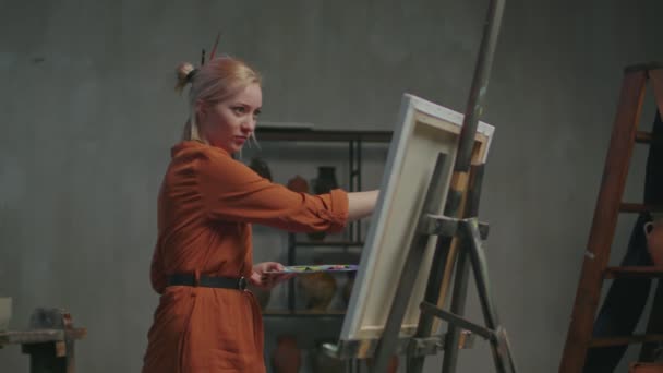 Γυναίκα καλλιτέχνης δημιουργώντας εικόνα χρησιμοποιώντας μαχαίρι παλέτα — Αρχείο Βίντεο
