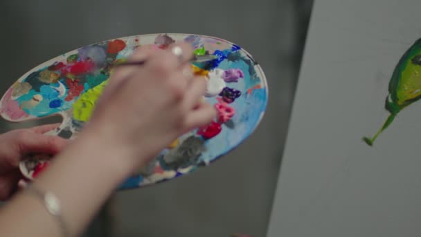 Mãos de pintor feminino segurando tintas coloridas de óleo de paleta — Vídeo de Stock