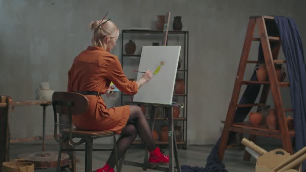 Artista feminina pintura sobre tela no estúdio de arte — Vídeo de Stock