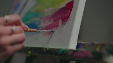 Kadın ressamın resme imza attığı yakın çekim