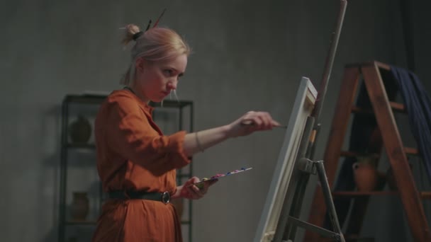 Artista femenina dotada creando pintura al óleo en el taller — Vídeos de Stock