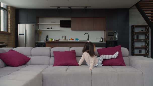 Mignon heureux asiatique tout-petit fille rampant sur canapé à la maison — Video