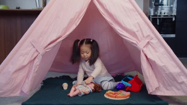 Pozytywny Azji maluch dziewczyna zabawy z zabawki w dzieci namiot — Wideo stockowe