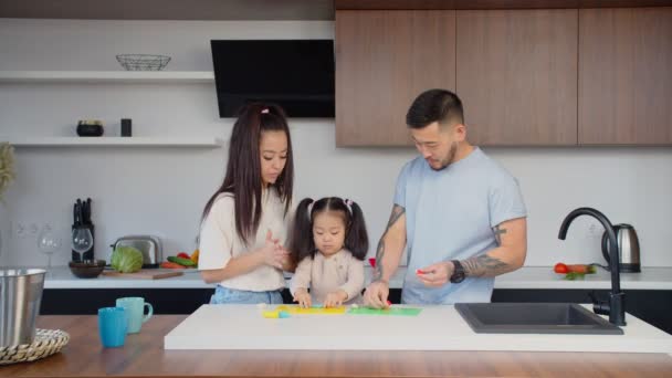 Θετική ασιατική οικογένεια δημιουργία με μοντελοποίηση πηλό στο σπίτι — Αρχείο Βίντεο