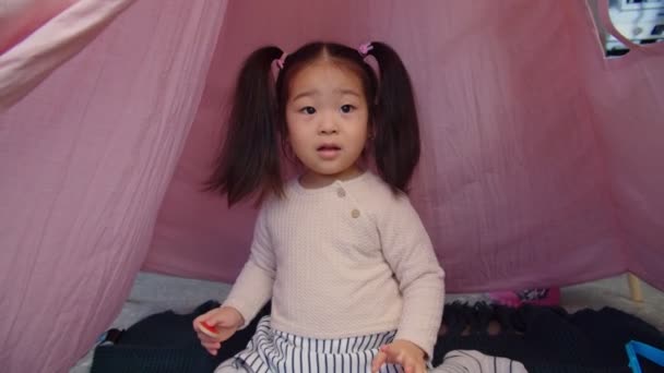 可愛いですアジアの女の子の肖像室内で笑顔 — ストック動画