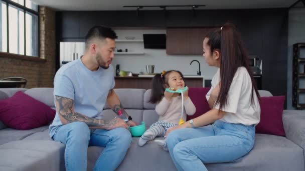 Söt asiatisk småbarn dotter auskulterande mamma med stetoskop — Stockvideo