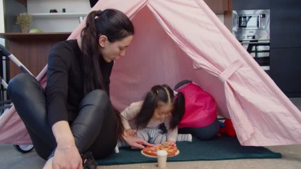 Cuidando babá brincando com a criança asiática na tenda crianças — Vídeo de Stock