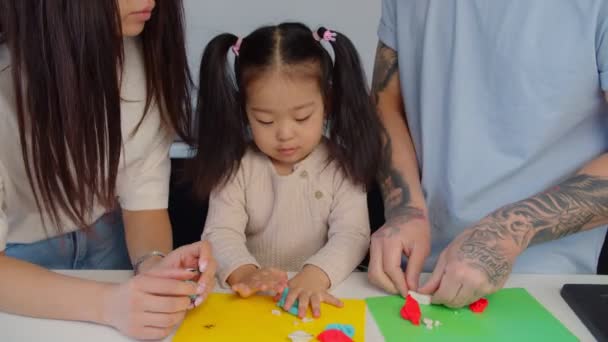 Creativo asiatico bambino ragazza making giocattolo da giocare pasta — Video Stock