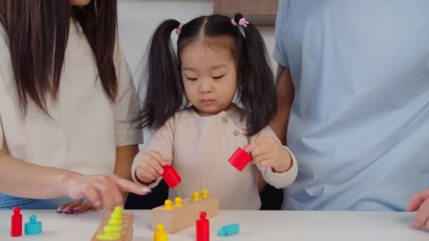 Asiatisch vorschule alter mädchen spielend mit educational spielzeug — Stockvideo