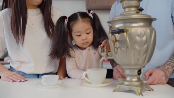 可愛いですアジアの女の子の肖像画お茶を注ぎますからsamovar — ストック動画