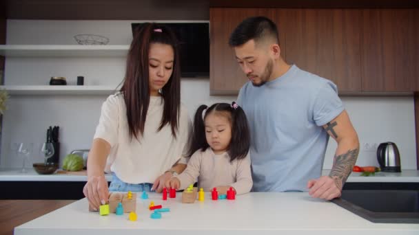 Asijské batole dívka hrát s třídění puzzle spolu s rodiči — Stock video