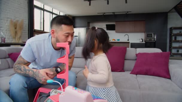 Cuidando asiático pai babá criança filha em casa. — Vídeo de Stock