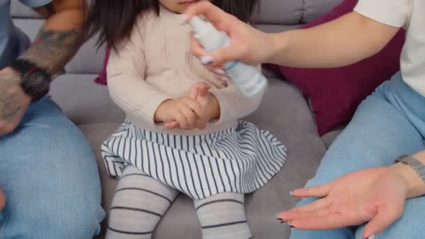 Крупним планом сім'я знезаражує руки антисептиком — стокове відео