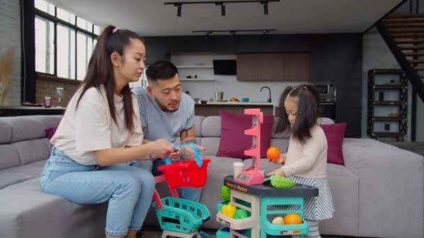 Aziatische ouders met baby meisje spelen in supermarkt thuis — Stockvideo