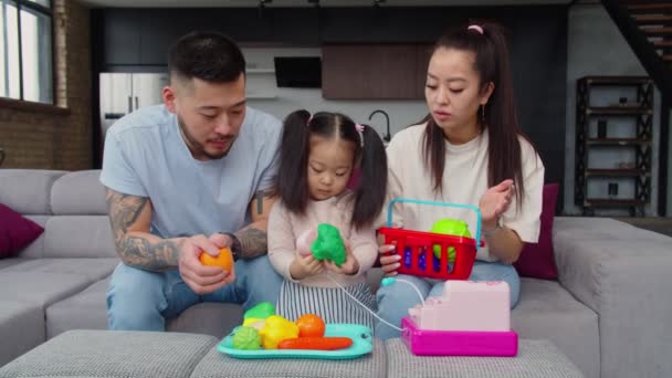 Feliz ásia pais jogar cognitivo jogo com bebê filha — Vídeo de Stock