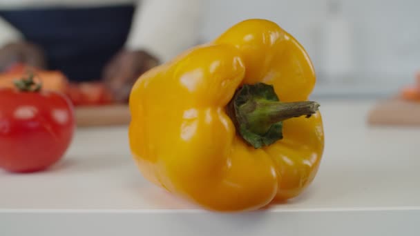 Ženské ruce krájení žlutý paprika v kuchyni — Stock video