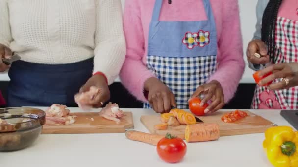 Mãos femininas cortando ingredientes alimentares na tábua de corte — Vídeo de Stock