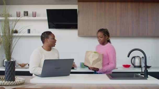 Positivo negro familia desembalaje bolsas de compras con comestibles — Vídeos de Stock
