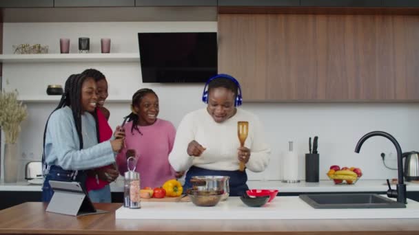 Surpreendido meninas adolescentes filmando no telefone dançando mãe na cozinha — Vídeo de Stock