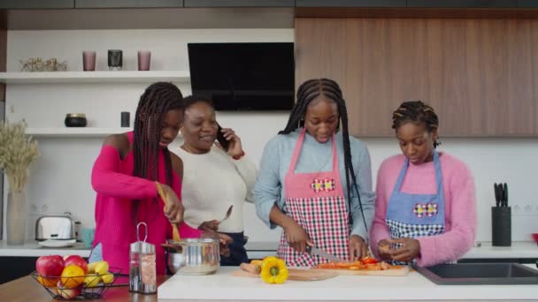 Feliz orgulhoso preto mãe filmagem no telefone cozinhar filhas — Vídeo de Stock