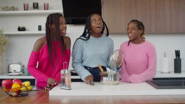 Preciosa africana adolescentes degustación comida cocinada por sí mismos — Vídeo de stock