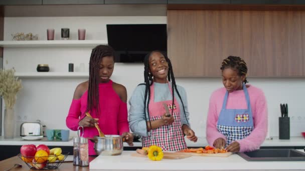 Vaření černošky dospívající dívky strach šváb — Stock video