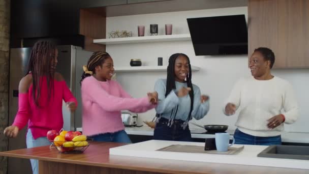 Verenigde Afrikaanse familie dansen samen en filmen op mobiele telefoon — Stockvideo