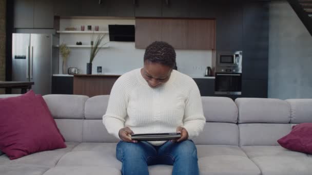 Femme afro-américaine réseautage en ligne sur tablette numérique — Video