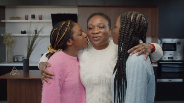 Fröhliche afrikanische Mütter und Töchter posieren zu Hause — Stockvideo