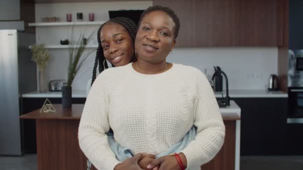 Mãe e filha africana feliz sorrindo dentro de casa — Vídeo de Stock