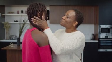 Afrikalı anne ve genç kız sıcak duygular ifade ediyorlar.