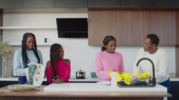 Família africana unida fazendo tarefas domésticas na cozinha — Vídeo de Stock