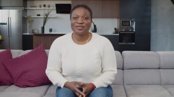 Confident nero femmina holding online colloquio di lavoro — Video Stock