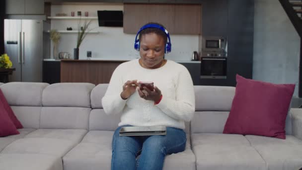Afričanky ve sluchátkách sítě na mobilním telefonu — Stock video